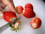 写真：イチゴのヘタを取りる