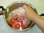 写真：イチゴをステンレス製の大きな鍋に入れる