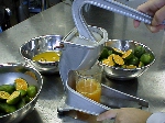 写真2：簡易搾り器で果汁を搾る。
