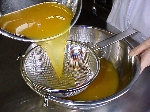 写真2：搾った果汁を濾す。