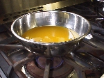 写真：果汁を鍋に入れて温める。