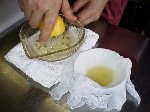 写真：レモンを搾る
