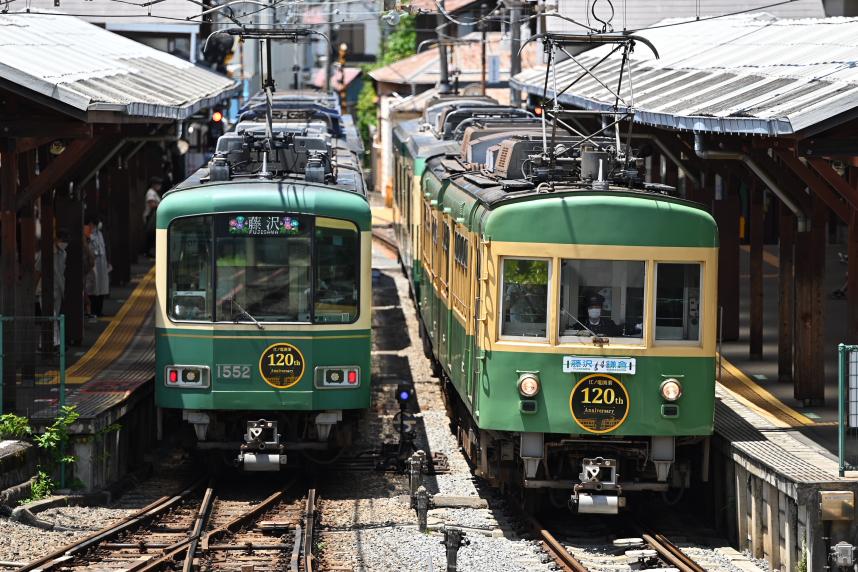 駅に停車する江ノ電