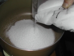 写真：鍋に砂糖を入れる