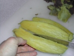 写真：切ったサツマイモは直ぐに切り離す