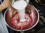 写真：沸騰したイチゴに砂糖