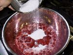 写真2：再沸騰したイチゴに砂糖