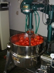 写真：トマトを二重釜へ投入