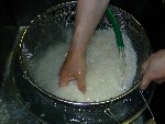 写真：米は手早く水洗い