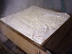 写真：米は強い蒸気で蒸す
