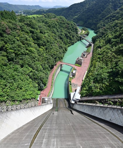 宮ヶ瀬ダムの堤体頂上から下をのぞく