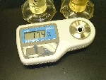 写真：濾液の液量と糖度を計る