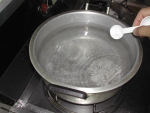 写真：沸騰水に塩を加える