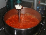 写真：トマトがドロドロになるまで煮る