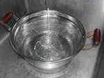 写真：鍋に水を入れる