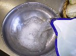 写真：分量の水に塩を良くとかし、差し水を作る