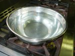 写真：黄ウメの4～5倍量の水をステンレス鍋に入れる