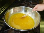 写真：ステンレス鍋に黄ウメのピューレを入れ、焦がさないようかき混ぜる