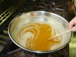 写真：砂糖が鍋底に沈むので、手早くかき混ぜて砂糖を溶かす