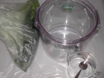 写真：のらぼう菜から水がにじみ出てきたら、漬物容器を用意する
