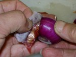 写真：赤タマネギの表面の薄くなった部分を剥く