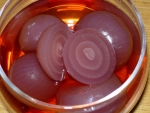 写真：食器に盛った赤タマネギのピクルス