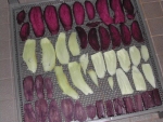 写真：切ったサツマイモをセイロに広げる