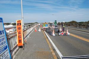 城ケ島大橋機能保全工事の交通規制状況写真