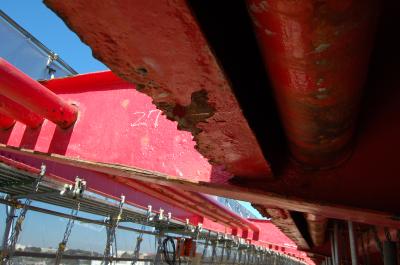 城ケ島大橋の歩道床版支持鋼材の腐食状況の写真