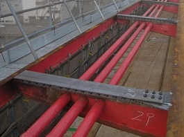 城ケ島大橋の歩道支持鋼材の補修後の写真