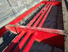 城ケ島大橋の支持鋼材の補修前の状況写真