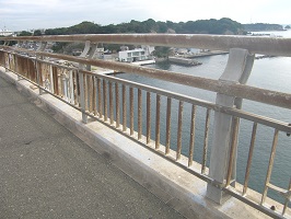 城ケ島大橋の高欄交換前の写真