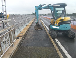 城ケ島大橋の歩道アスファルト舗装の撤去後の写真