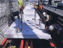 城ケ島大橋の新歩道床版の設置状況の写真