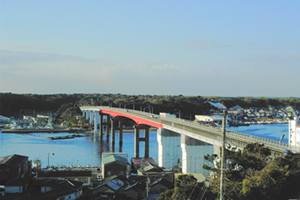 写真：城ケ島大橋を望む