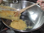 写真：破砕したナツミカンを鍋に入れる