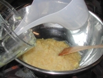 写真：ミキサーに残ったナツミカンは少量の水を使って鍋に洗い入れる