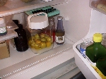 写真：容器を冷蔵庫へ入れる
