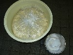 写真：乳酸発酵をとめるため、ラッキョウの重量の5％くらいの塩を加える