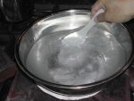 写真：必要量の塩を加えた差し水を準備