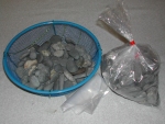 写真：漬け替えに使う重石も小砂利を入れたポリエチレン袋を使うのが便利
