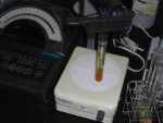 写真：pHメーターで上澄み液を測定