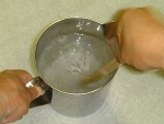 写真：キュウリに対して10％の食塩を使用しているので、差し水の塩濃度も10％