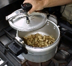 写真：圧力鍋を使ってラッカセイを蒸煮