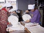 写真：米を蒸し器に入れる