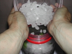 写真：容器に氷砂糖を入れる