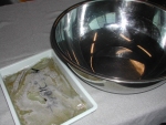 写真：青ウメピューレとステンレス鍋