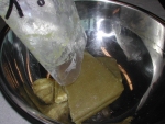写真：青ウメピューレをステンレス鍋に入れる