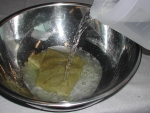 写真：ピューレの1月2日量～同量の水をステンレス鍋に入れる
