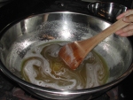 写真：鍋底を焦げ付かさないように攪拌